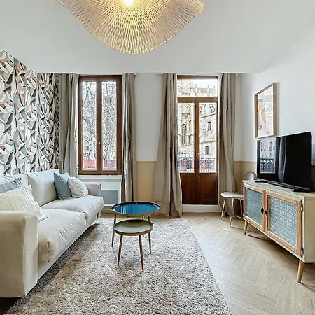 Le Saint Just - Face à La Cathédrale Narbona