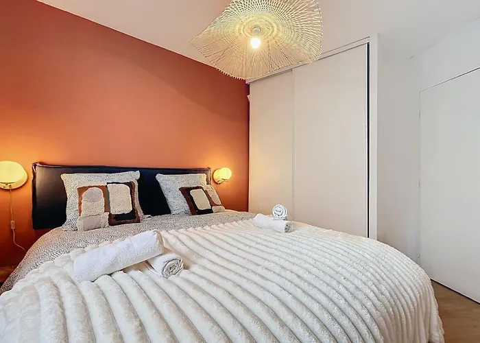 Le Saint Just - Face à La Cathédrale